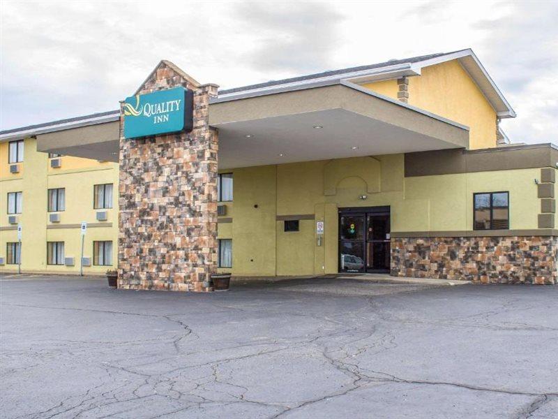 Quality Inn Hall Of Fame Canton Exterior photo