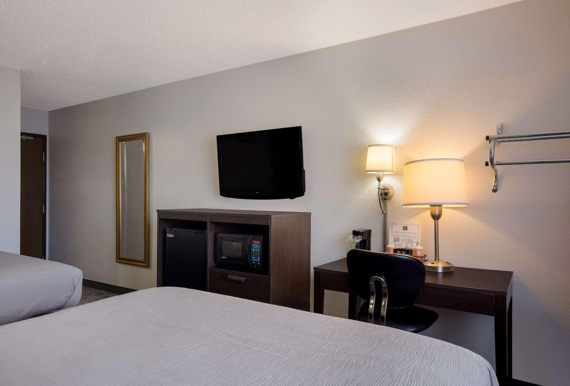 Quality Inn Hall Of Fame Canton Exterior photo